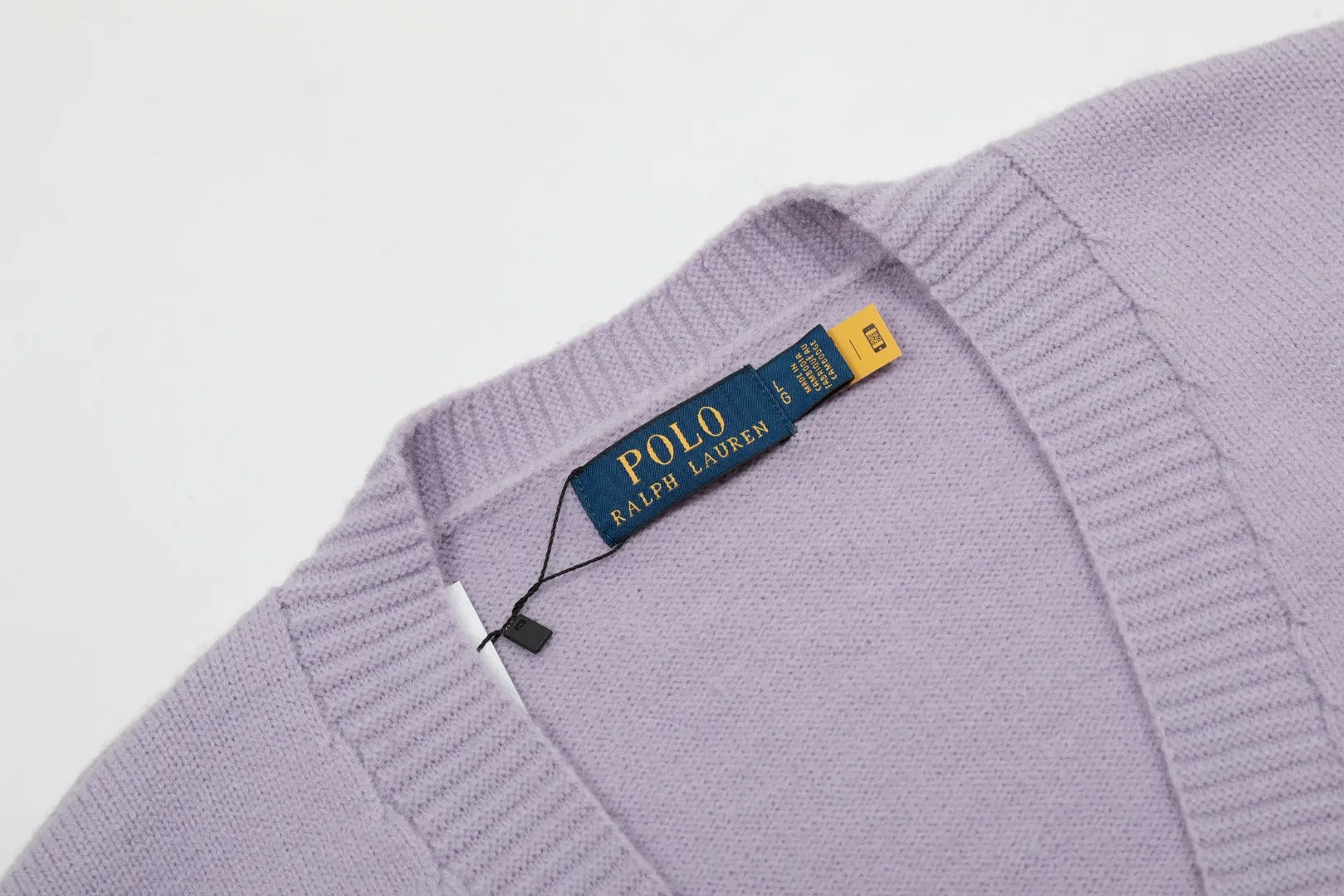 🅿️220 "Top quality" Style number: DS016# [Ralph Lauren V-neck solid color pony embroidered logo woolen knitted shawl cardigan] ✅Ralph Lauren Lazy‌oversize style basic classic versatile ten-color shawl cardigan ✅Main supplier platform live broadcast Wholesale entity Replenishment when out of stock No removal from shelves ✅ZP quality 1:1 version Scan the code to enter the GF website Counter quality ✅Details and quality are the only one in Guangzhou. Light luxury wool. Focus on high-end. Cost-effective. Good quality. Needless to say. ✅Restore the original version. Can wear 190 pounds. Loose, comfortable and stress-free. ✅Loose upper body, oversize and lazy style. Must-have style for goddess ootd. ✅Good-looking clothes are never picky. Recommended for goddess wardrobe. Taro Purple, Light Khaki, Chinese Red, Anchor Red